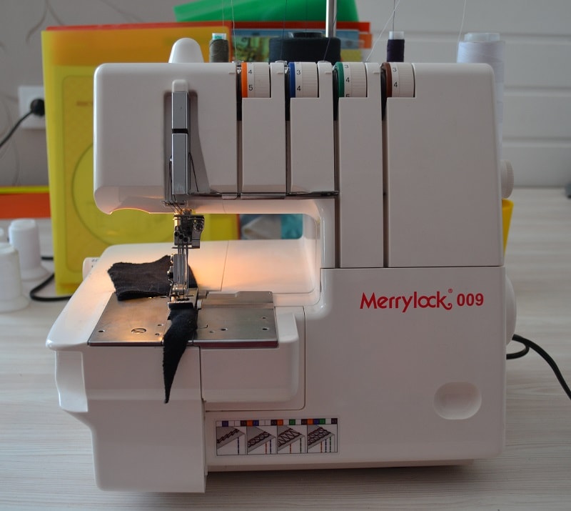 Плоскошовная швейная машина Merrylock 009
